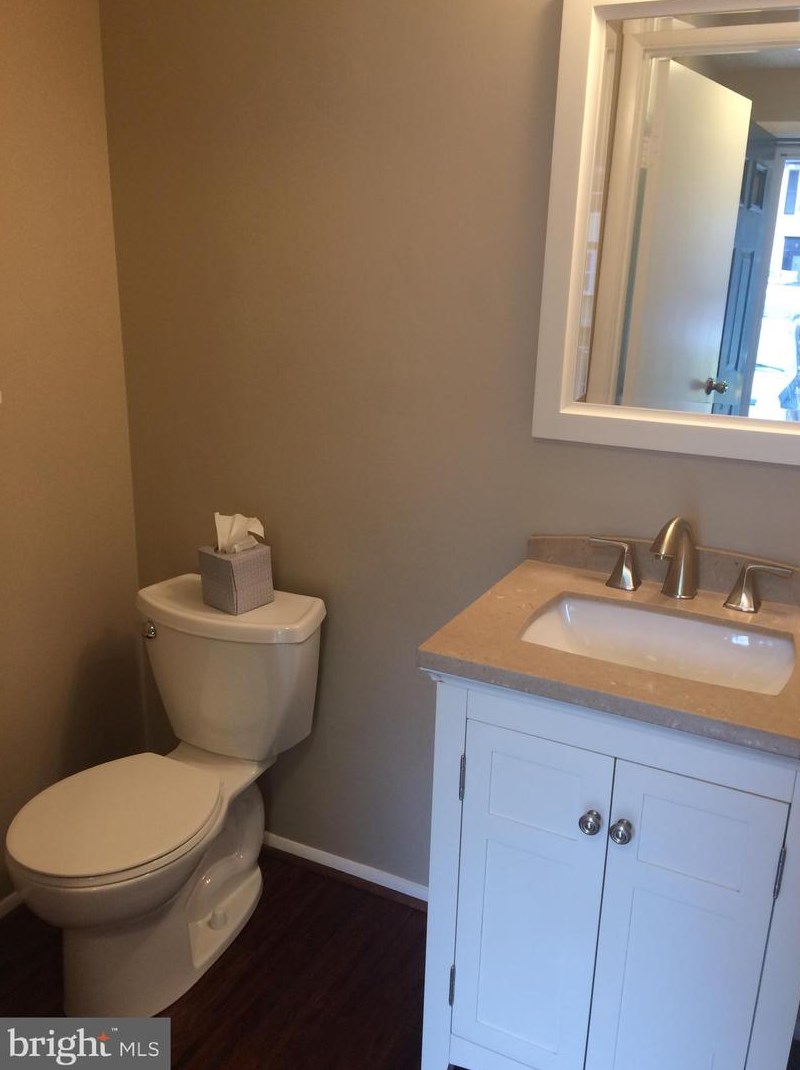 8020 Tyson Oaks Cir, Vienna VA  22182-3975 exterior