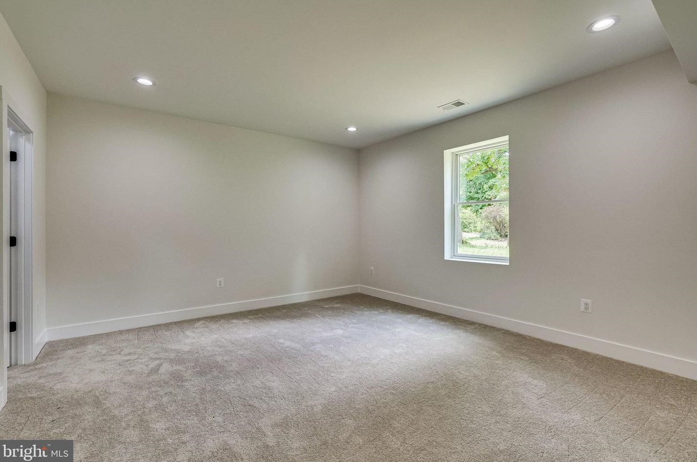 13717 Leland Rd, Centreville VA  20120-2041 exterior
