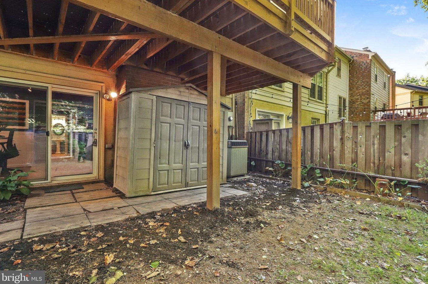 9607 Masterworks Dr, Vienna VA  22181-6104 exterior
