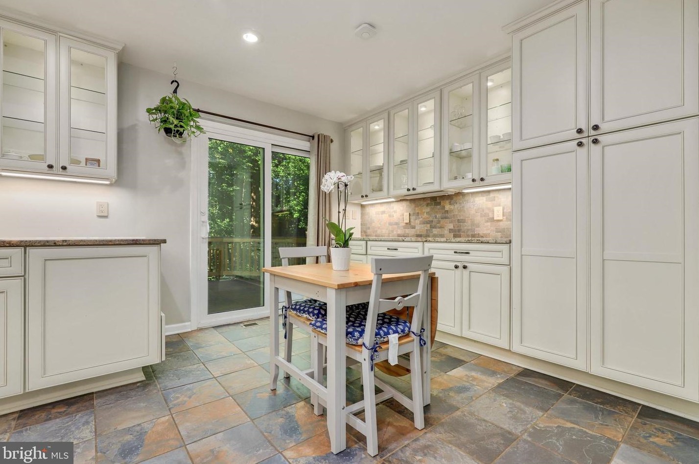 9607 Masterworks Dr, Vienna VA  22181-6104 exterior
