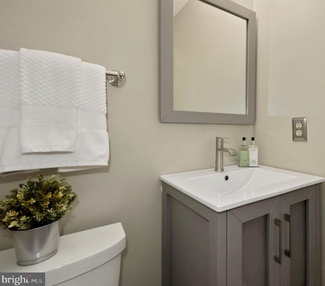 1653 Lozano Dr, Vienna VA exterior