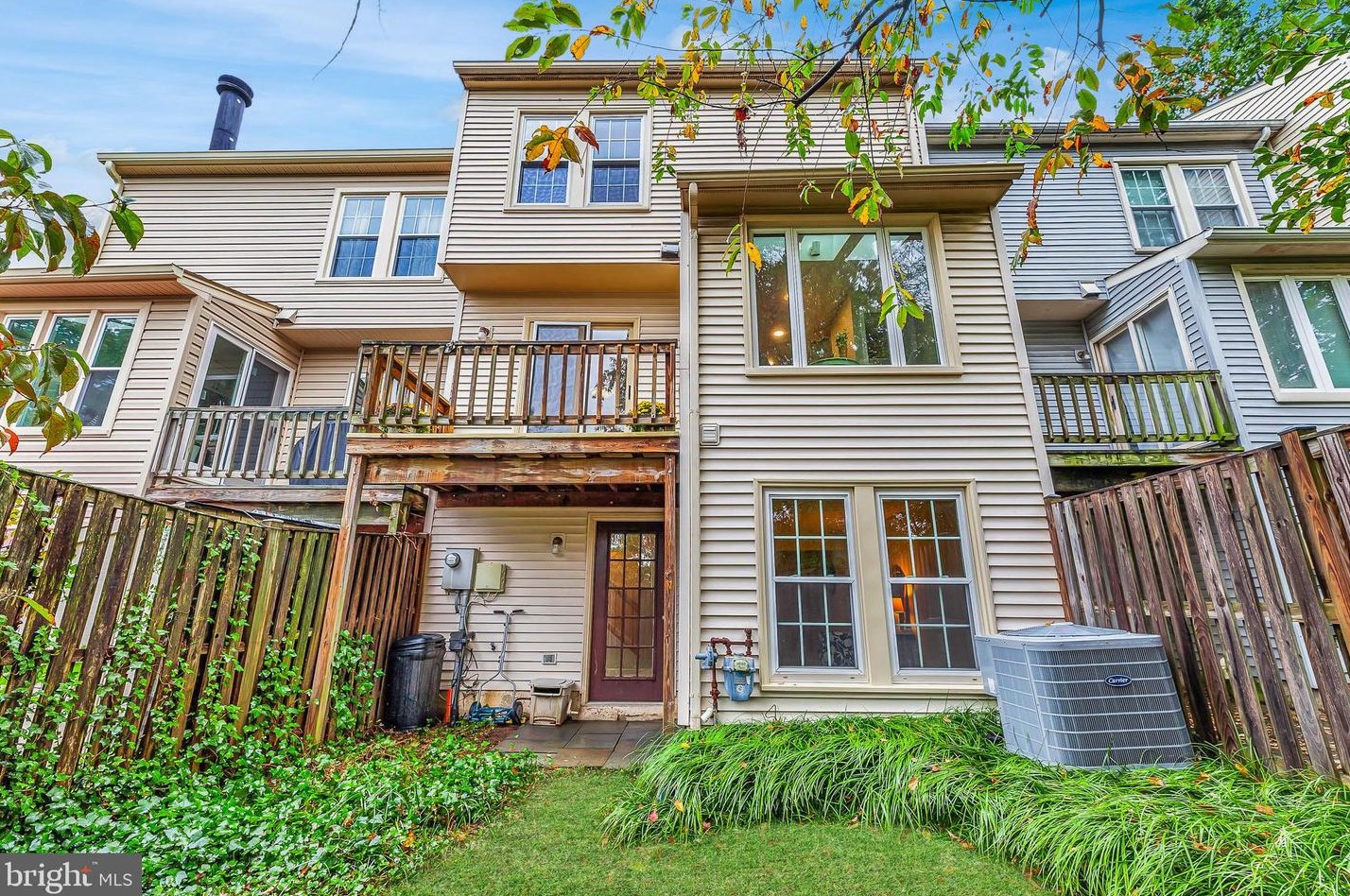 5823 Westwater Ct, Centreville VA  20121-3039 exterior