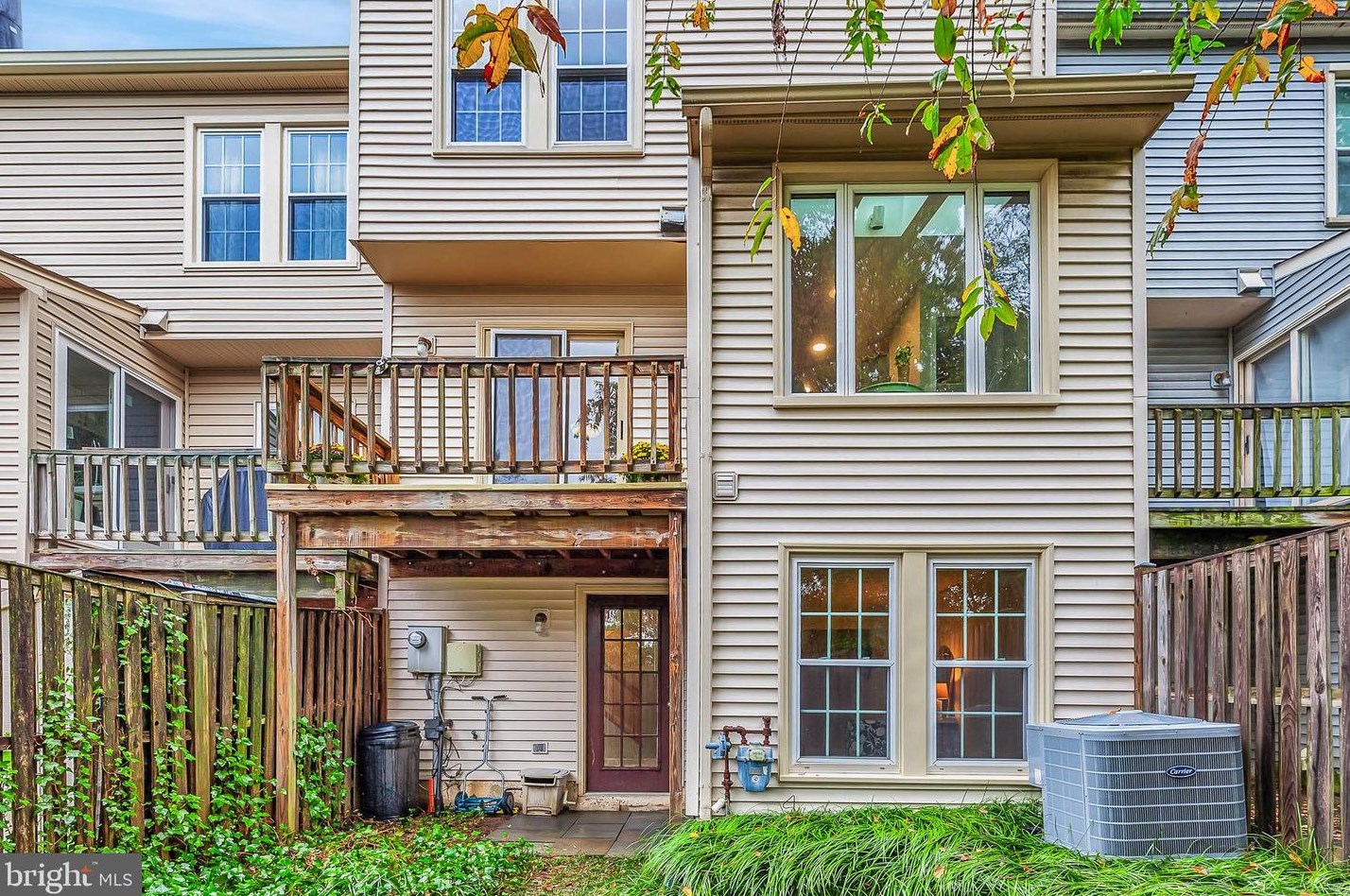 5823 Westwater Ct, Centreville VA  20121-3039 exterior