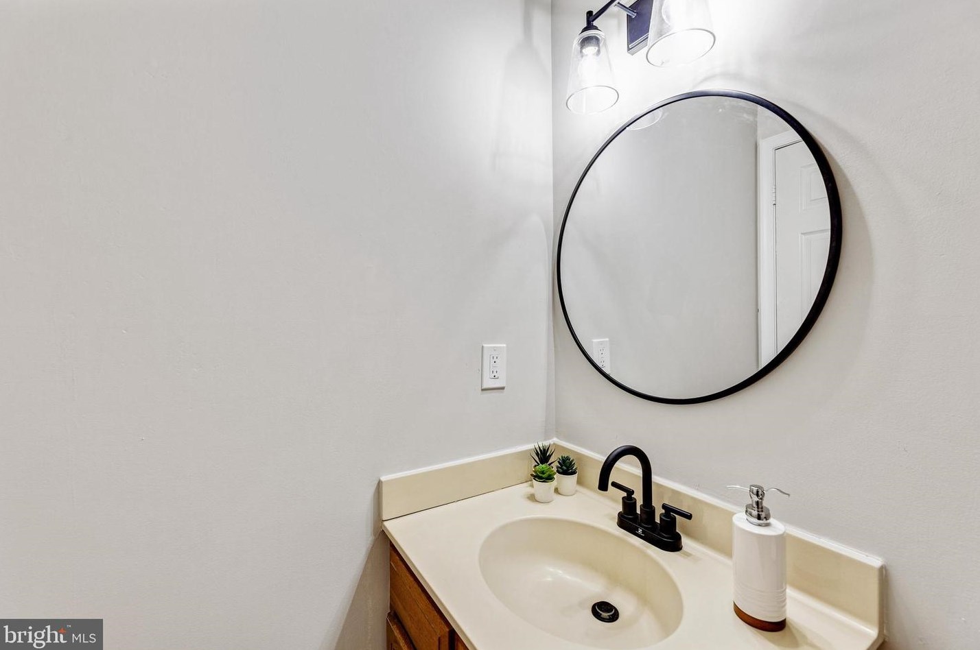 5823 Westwater Ct, Centreville VA  20121-3039 exterior