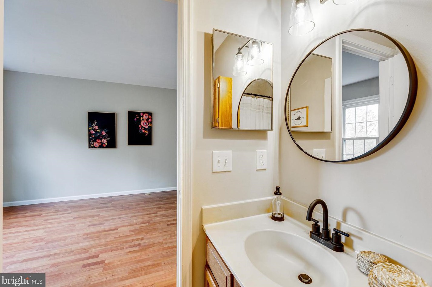 5823 Westwater Ct, Centreville VA  20121-3039 exterior