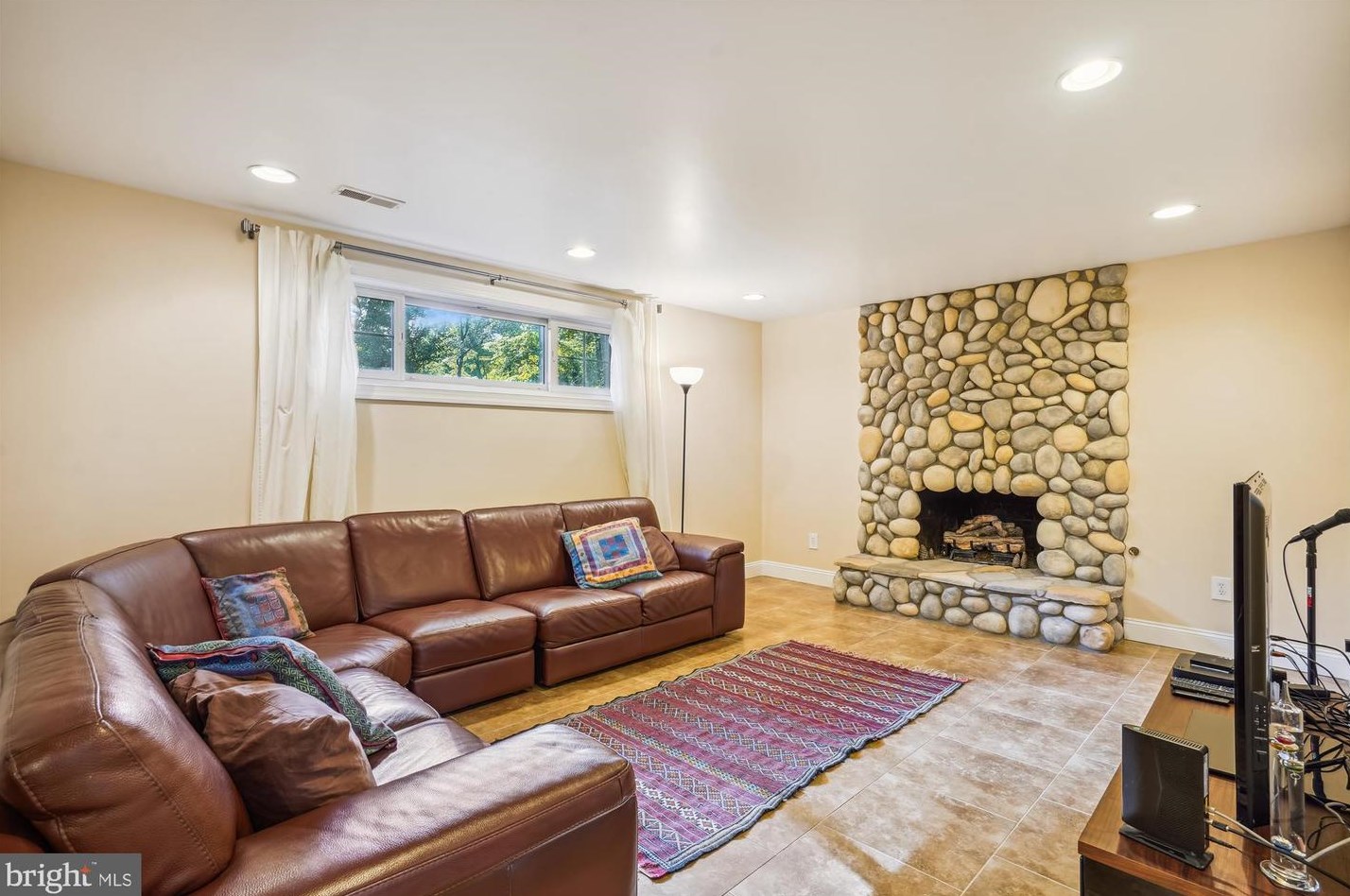 8616 Janet Ln, Vienna VA 22180-6813 exterior