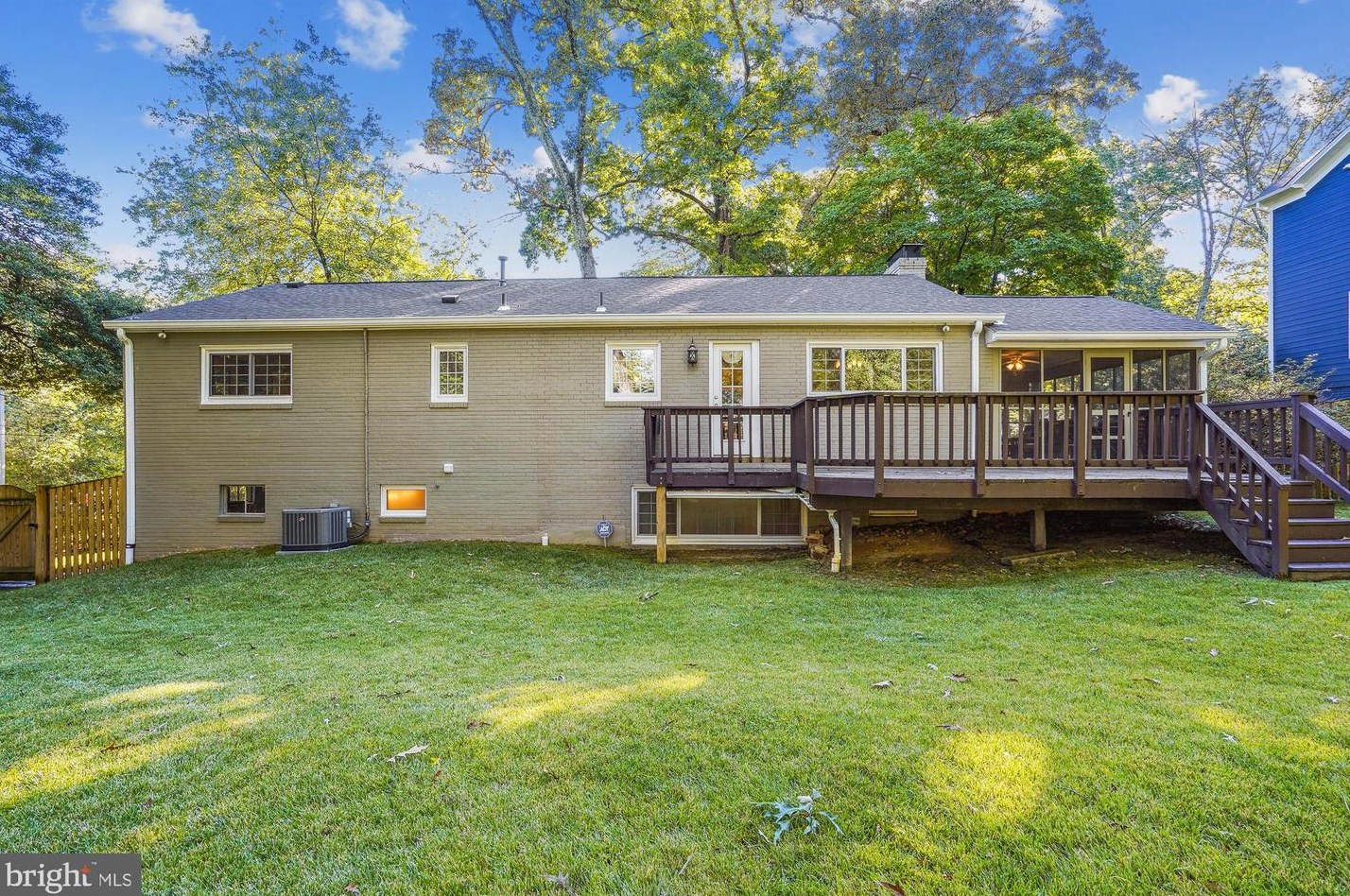 8616 Janet Ln, Vienna VA 22180-6813 exterior