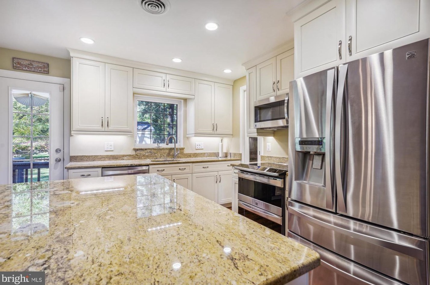 8616 Janet Ln, Vienna VA 22180-6813 exterior