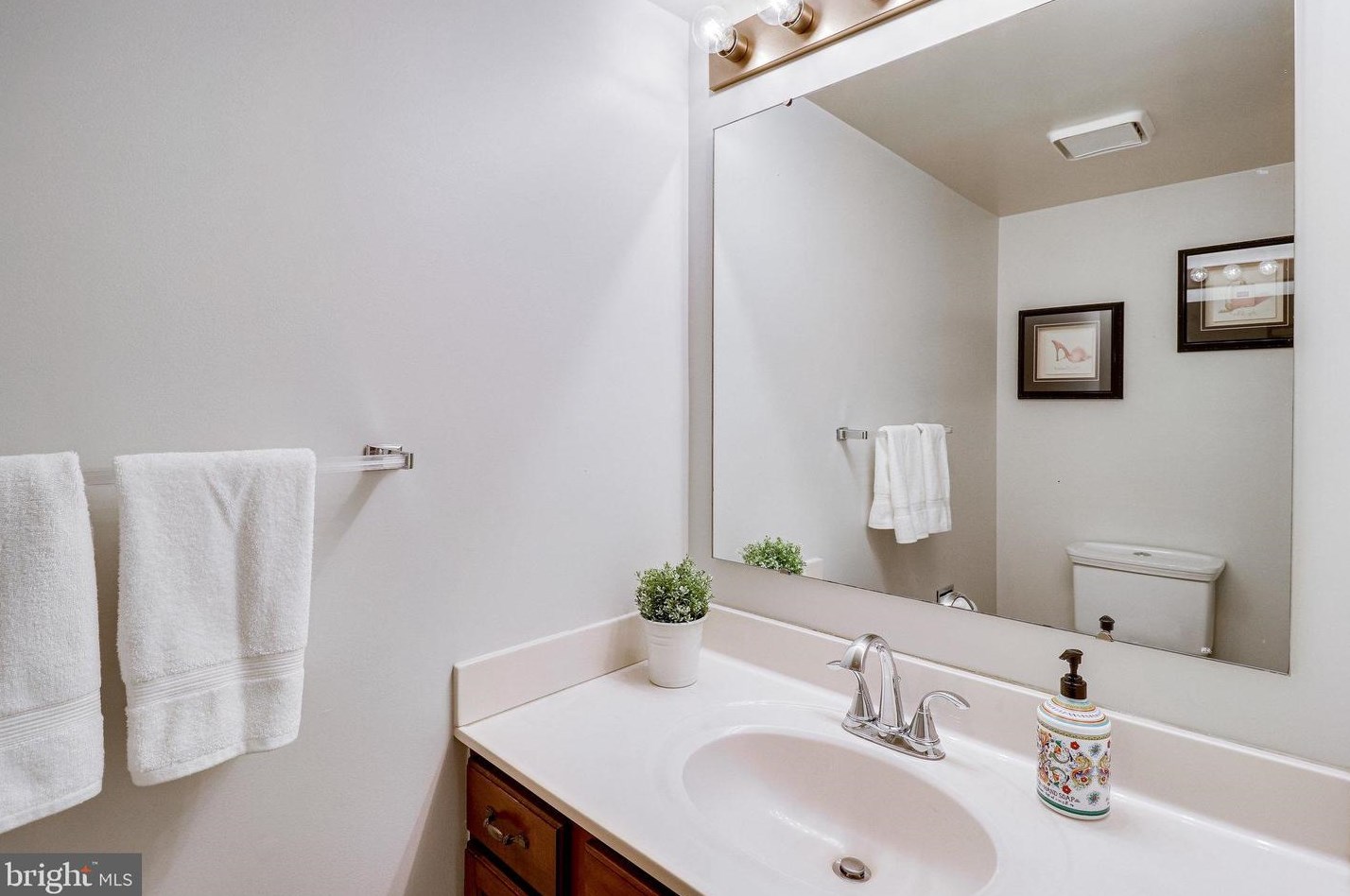 8312 Argent Cir, Fairfax VA 22039-3105 exterior