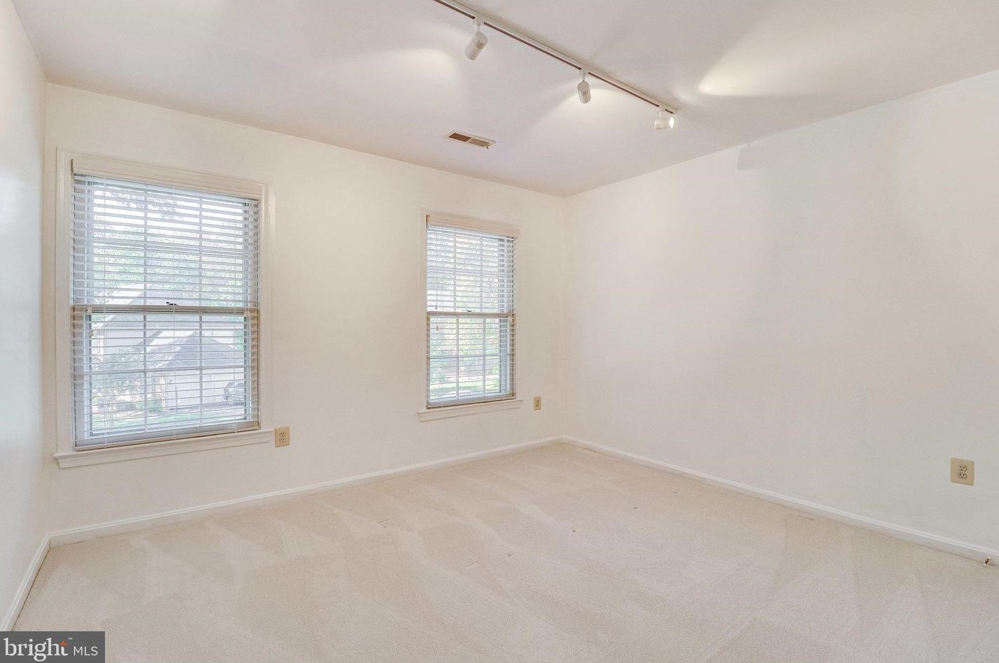 8312 Argent Cir, Fairfax VA 22039-3105 exterior