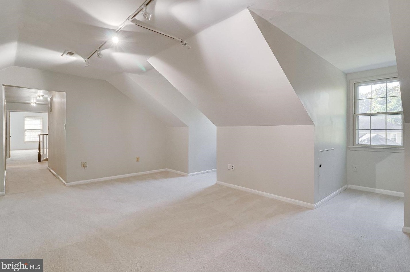 8312 Argent Cir, Fairfax VA 22039-3105 exterior