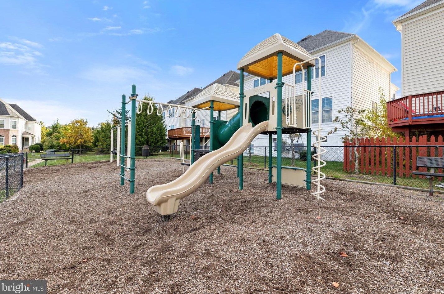 5684 Faircloth Ct, Centreville VA  20120-1979 exterior