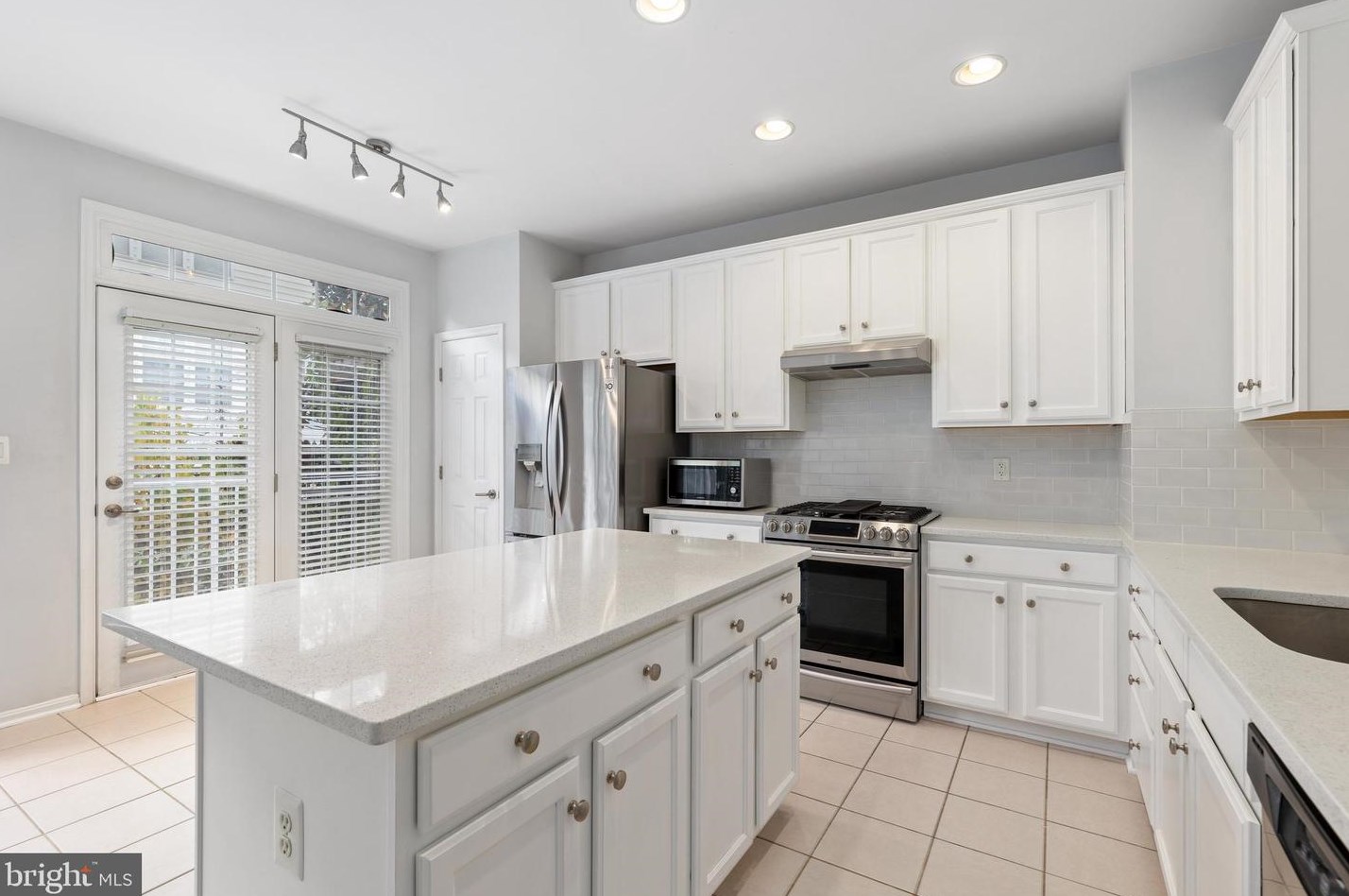 5684 Faircloth Ct, Centreville VA  20120-1979 exterior