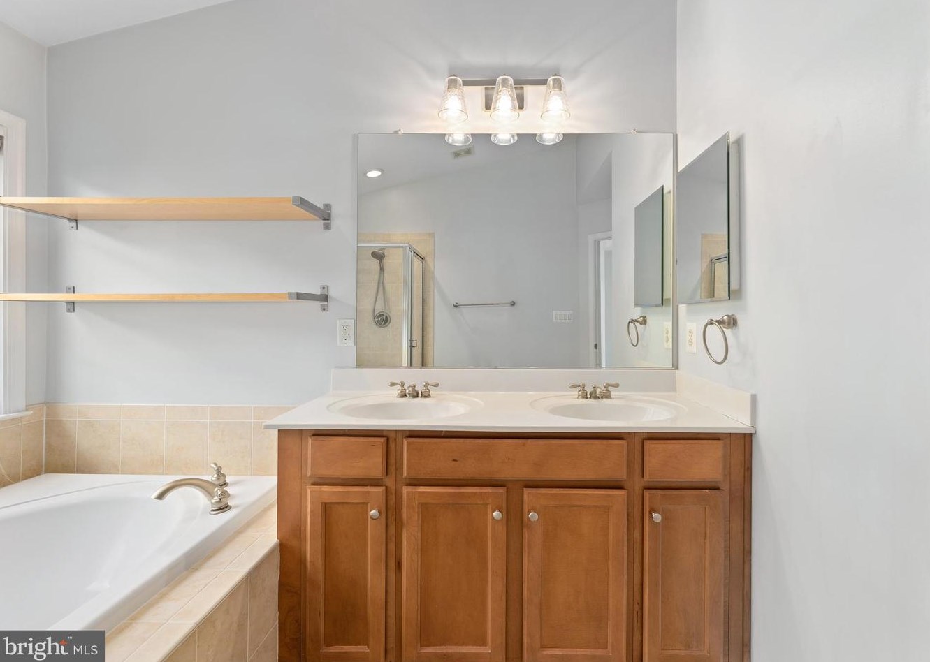 5684 Faircloth Ct, Centreville VA  20120-1979 exterior