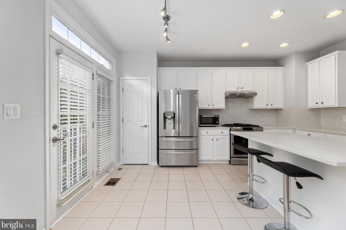 5684 Faircloth Ct, Centreville VA  20120-1979 exterior