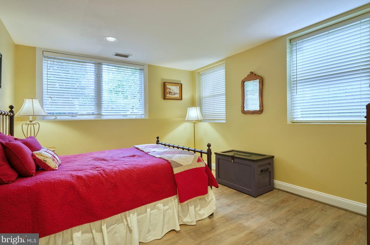 234 Moore Ave, Vienna VA 22180-5845 exterior