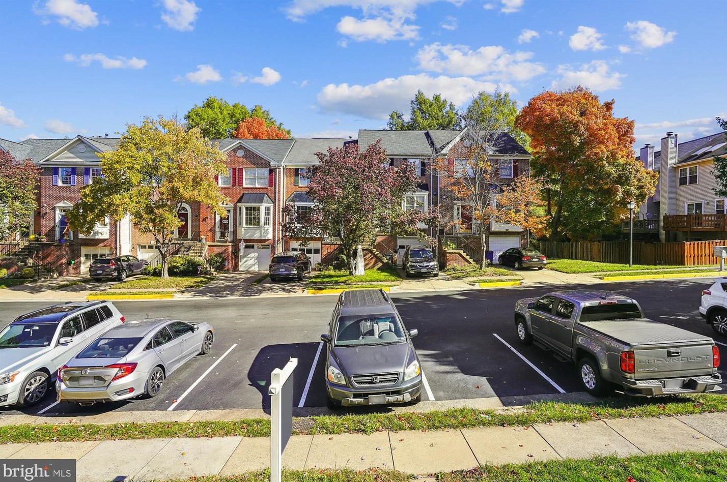 14705 Flower Hill Dr, Centreville VA  20120-2948 exterior