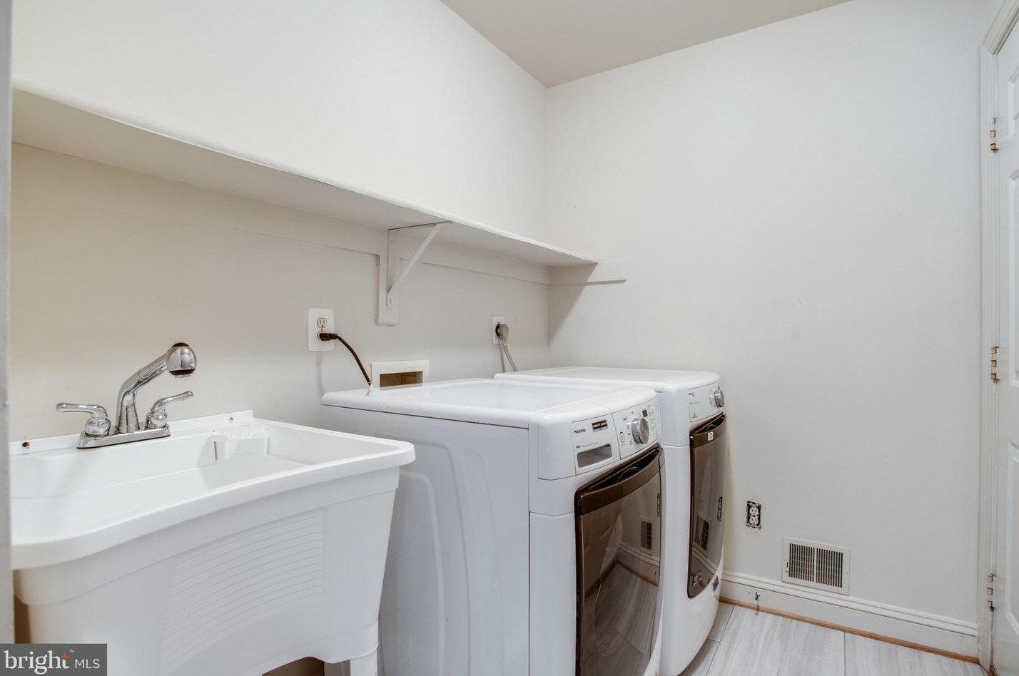 1588 Highland Glen Pl, Mc Lean VA  22101-4159 exterior