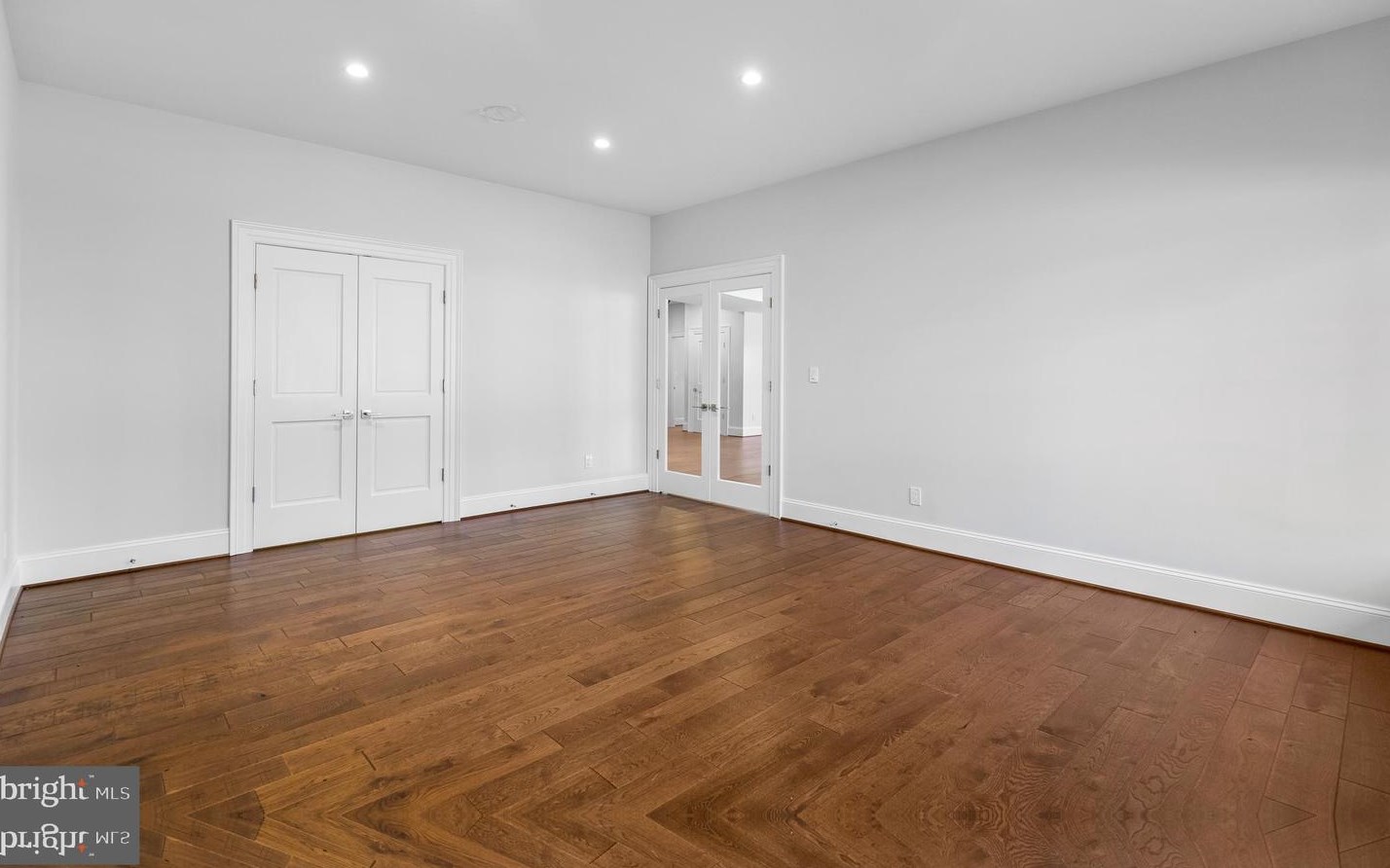 2035 Hunter Mill Rd, Vienna VA  22181-2836 exterior