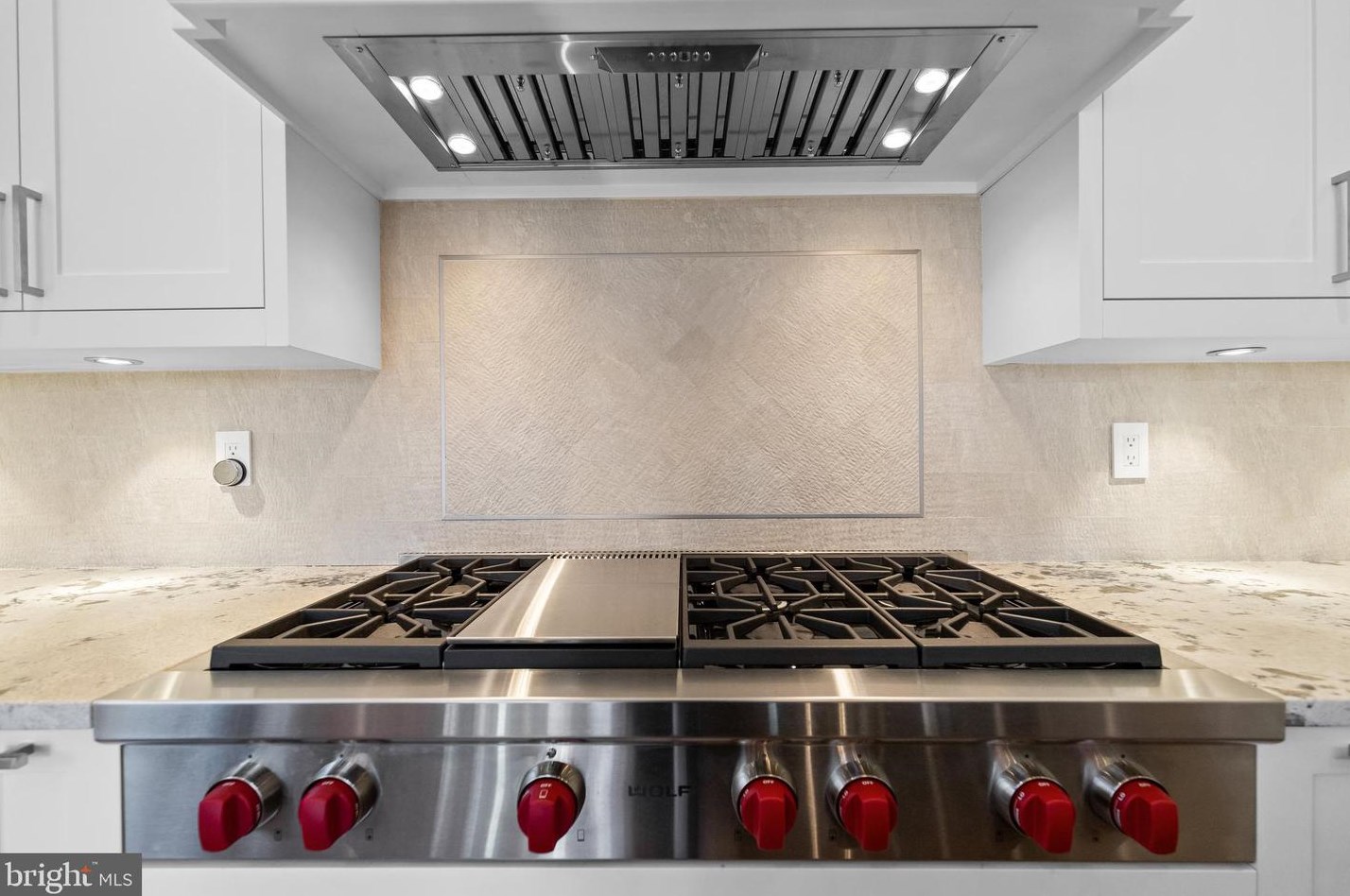 2035 Hunter Mill Rd, Vienna VA  22181-2836 exterior