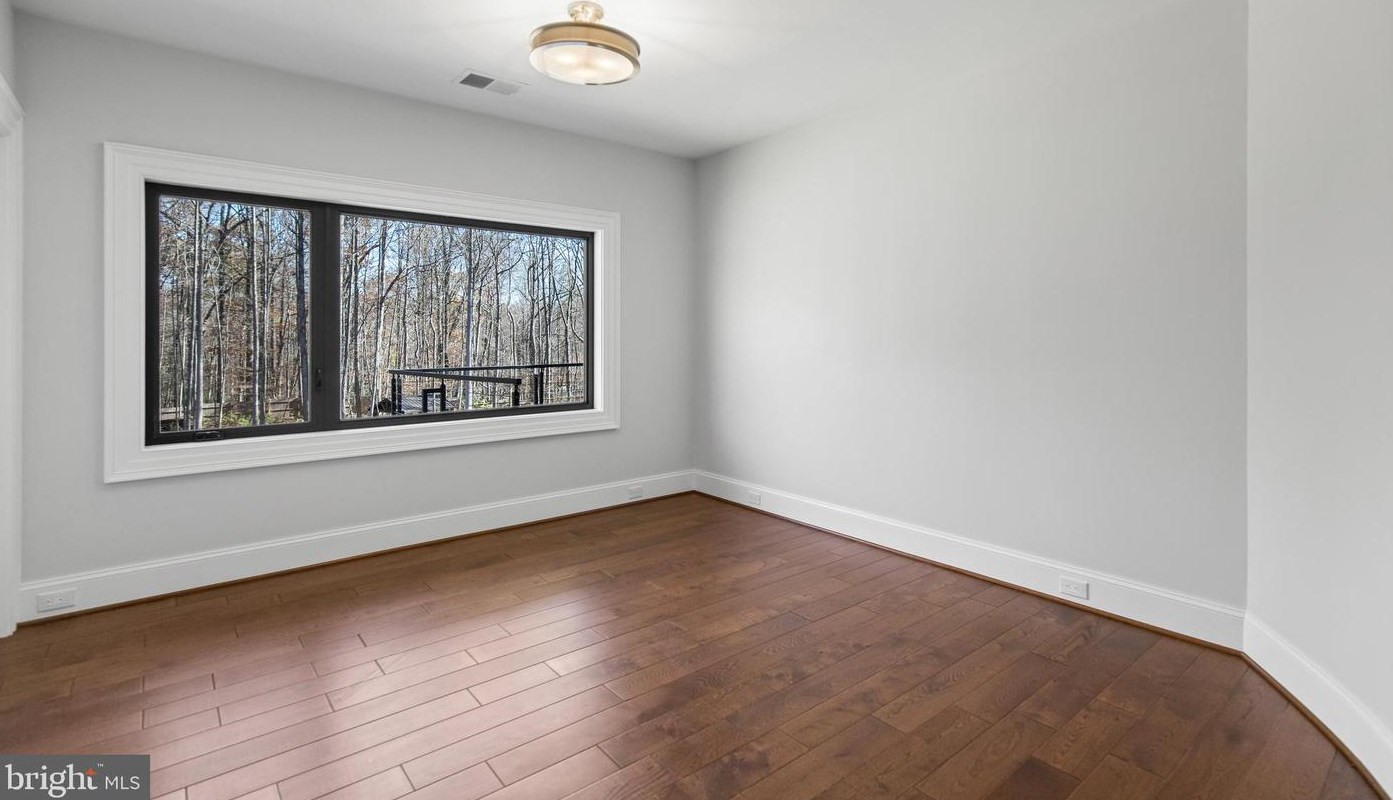 2035 Hunter Mill Rd, Vienna VA  22181-2836 exterior