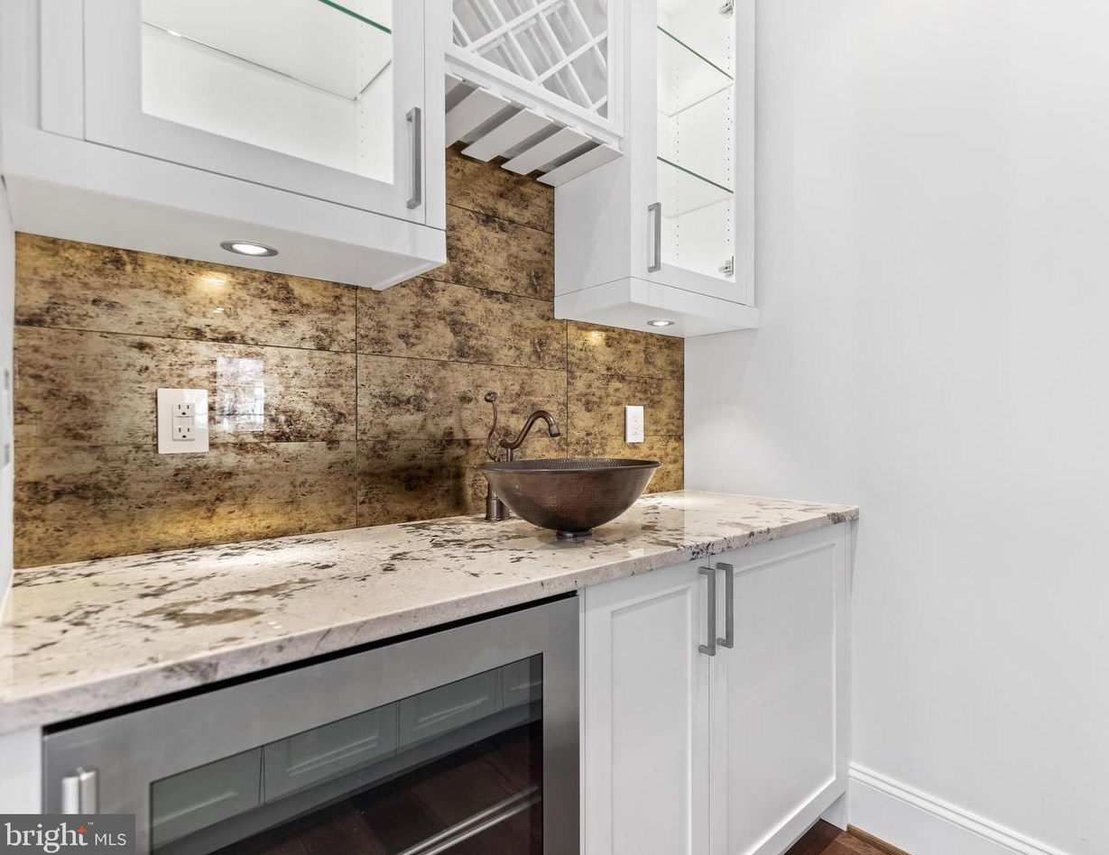 2035 Hunter Mill Rd, Vienna VA  22181-2836 exterior