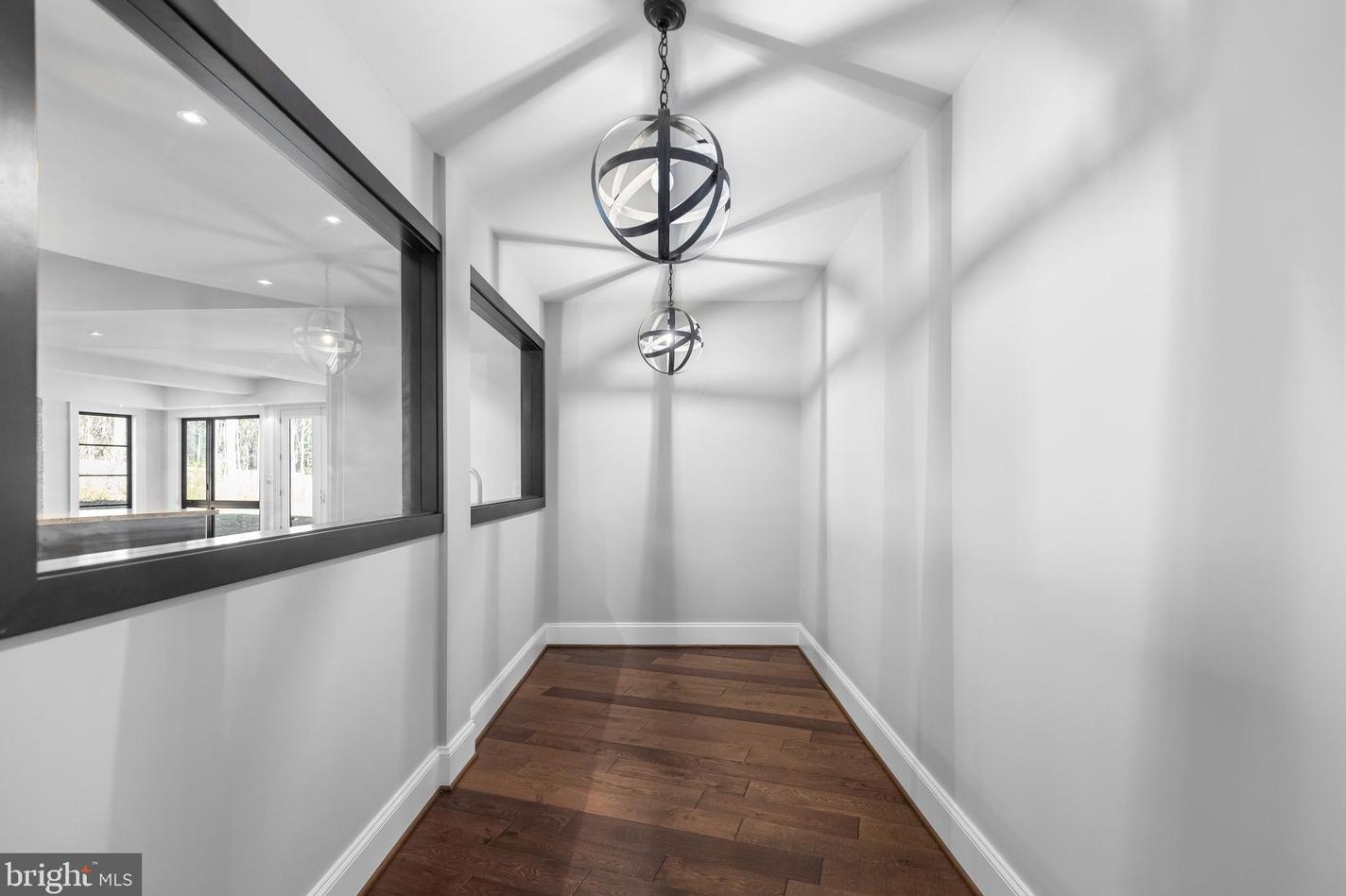 2035 Hunter Mill Rd, Vienna VA  22181-2836 exterior