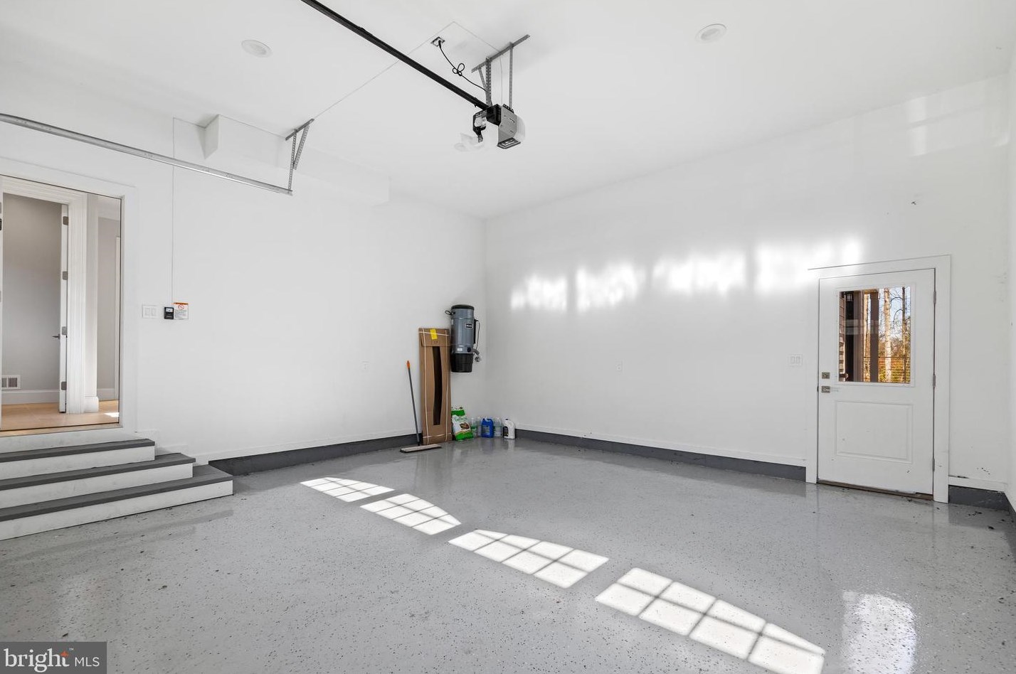 2035 Hunter Mill Rd, Vienna VA  22181-2836 exterior