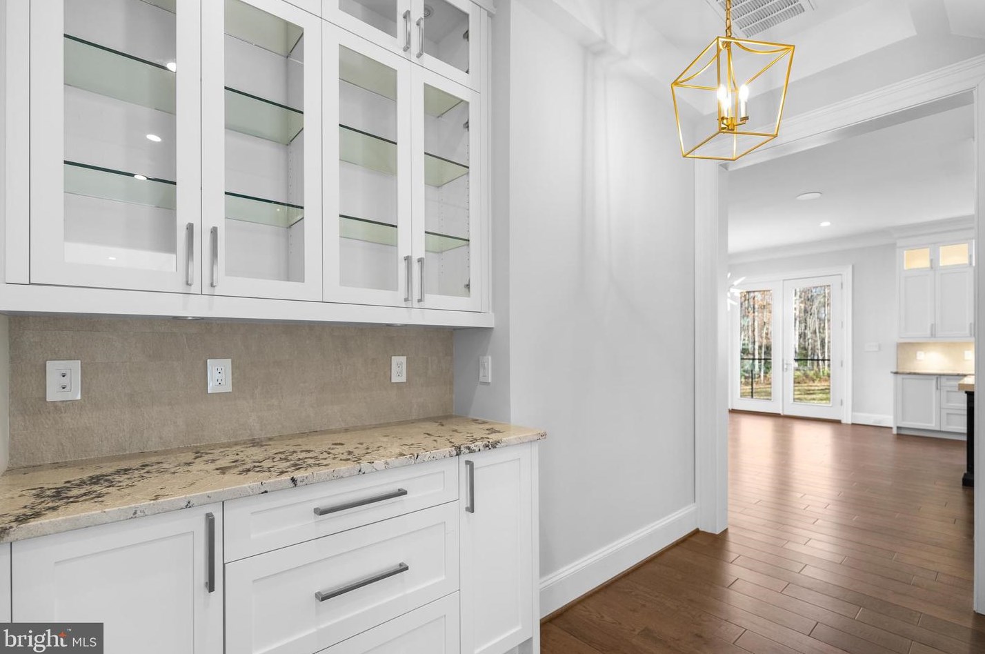 2035 Hunter Mill Rd, Vienna VA  22181-2836 exterior