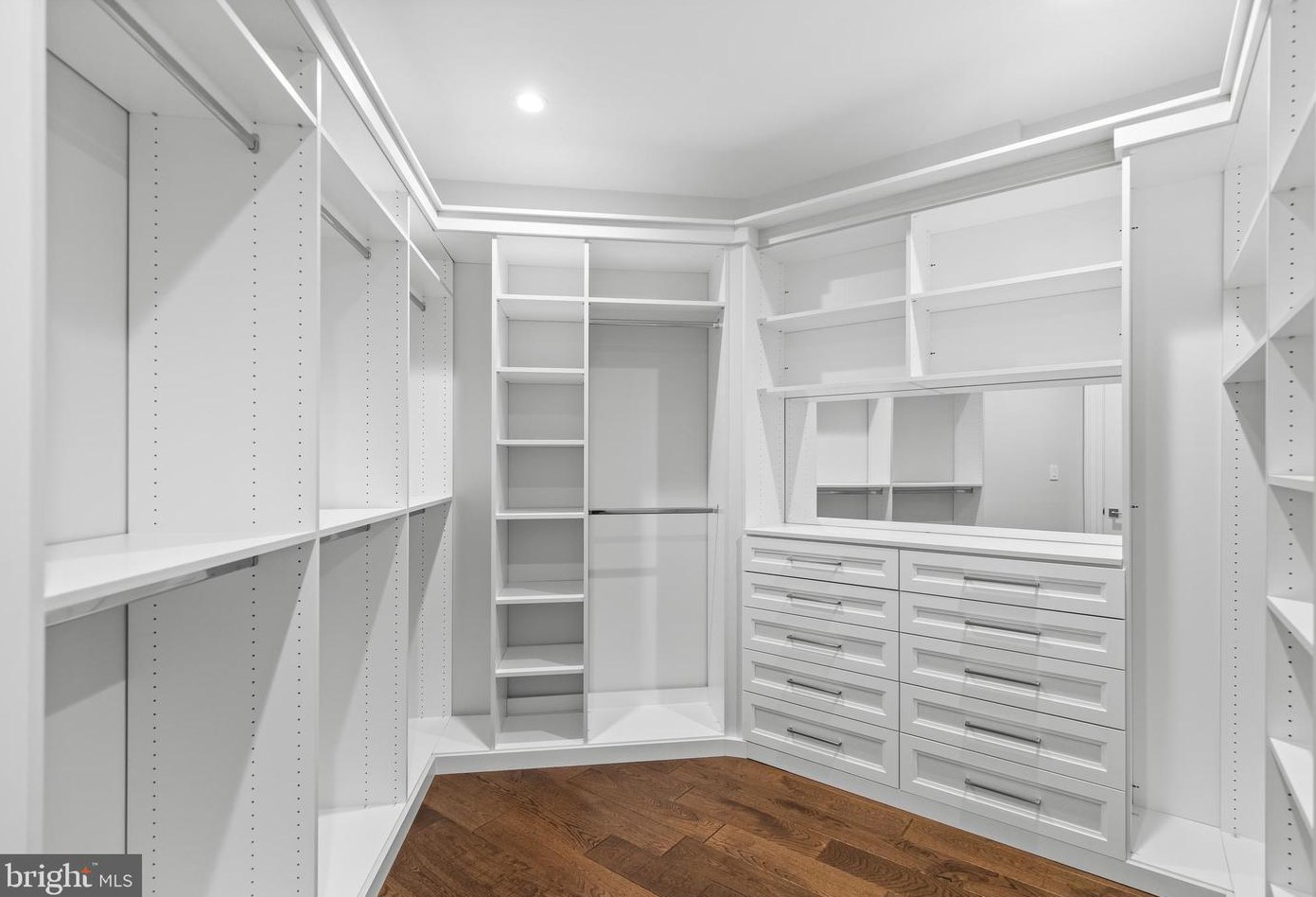 2035 Hunter Mill Rd, Vienna VA  22181-2836 exterior