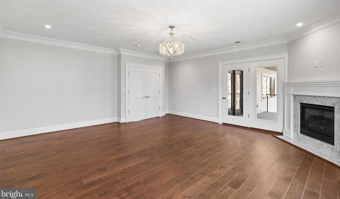 2035 Hunter Mill Rd, Vienna VA  22181-2836 exterior