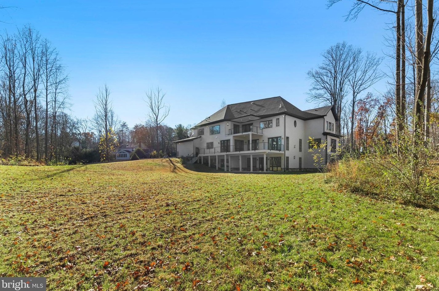 2035 Hunter Mill Rd, Vienna VA  22181-2836 exterior