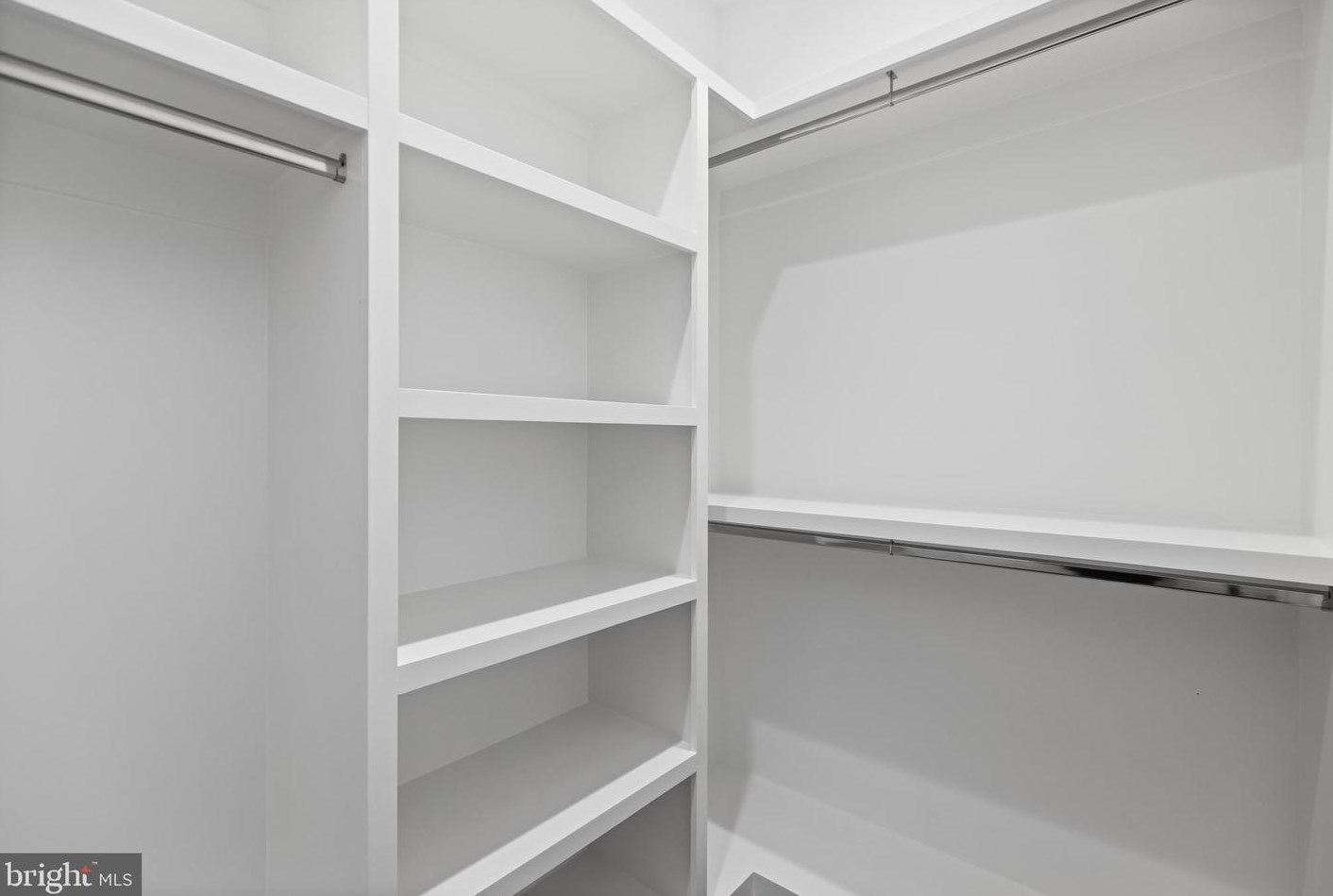 2035 Hunter Mill Rd, Vienna VA  22181-2836 exterior