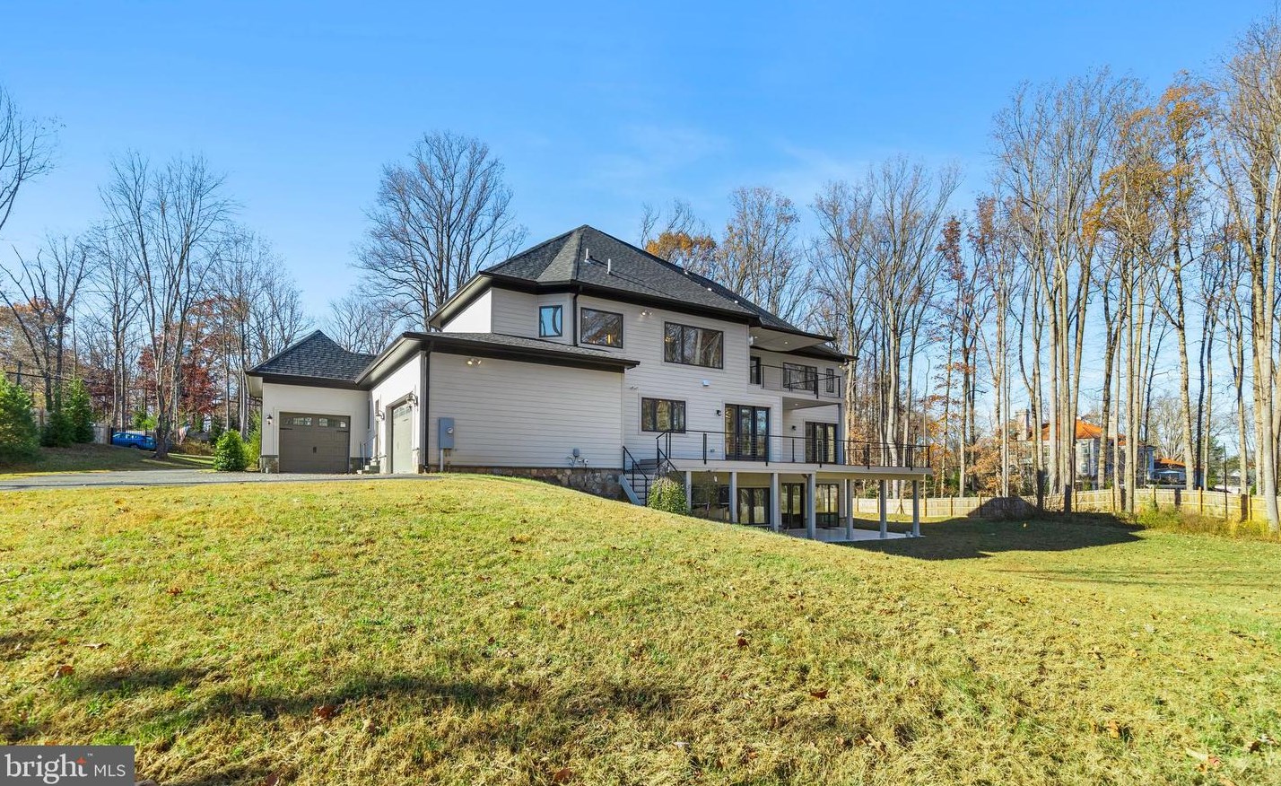 2035 Hunter Mill Rd, Vienna VA  22181-2836 exterior