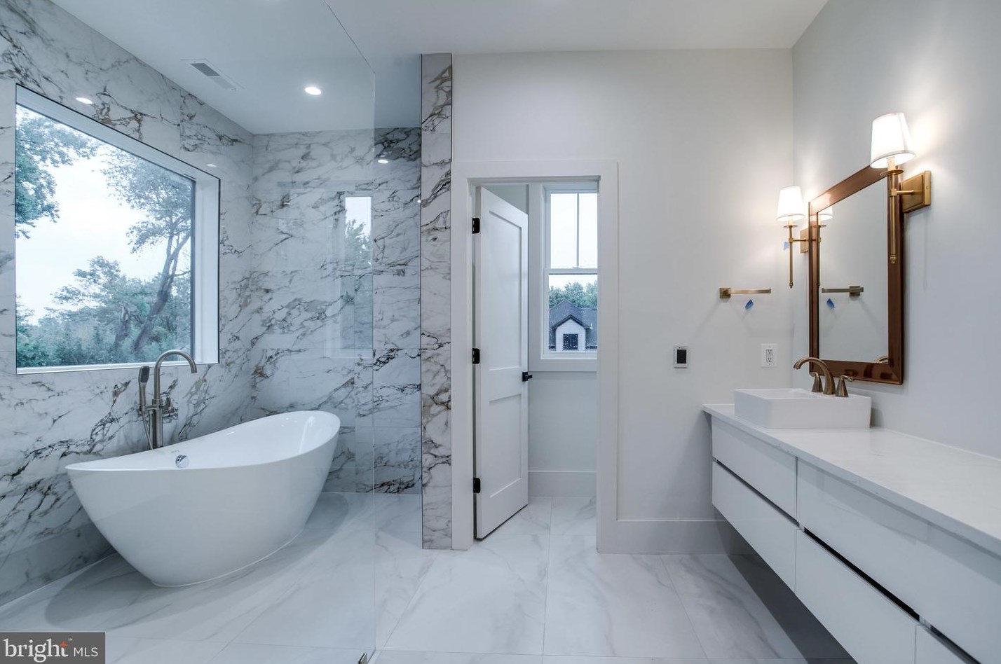 2517 Flint Hill Rd, Vienna VA 22181-5450 exterior