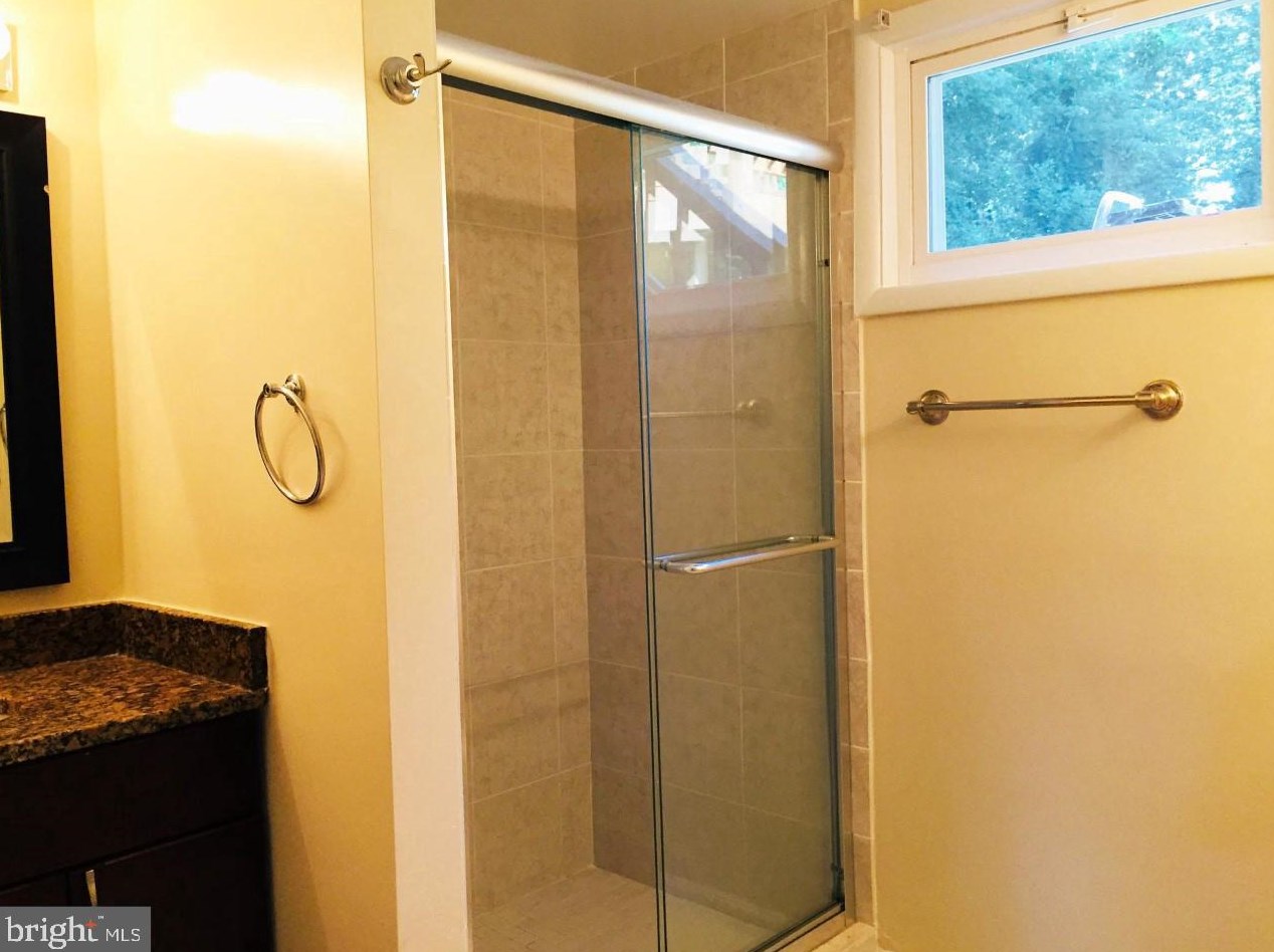 9204 Dellwood Dr, Vienna VA  22180-6121 exterior