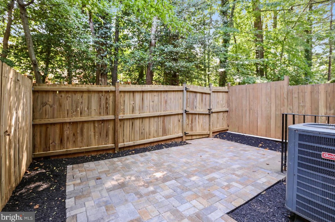 9585 Blake Park Ct, Fairfax VA  22031-1135 exterior