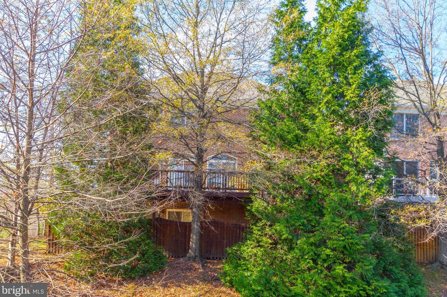 2217 Harithy Dr, Vienna VA  22027-1058 exterior