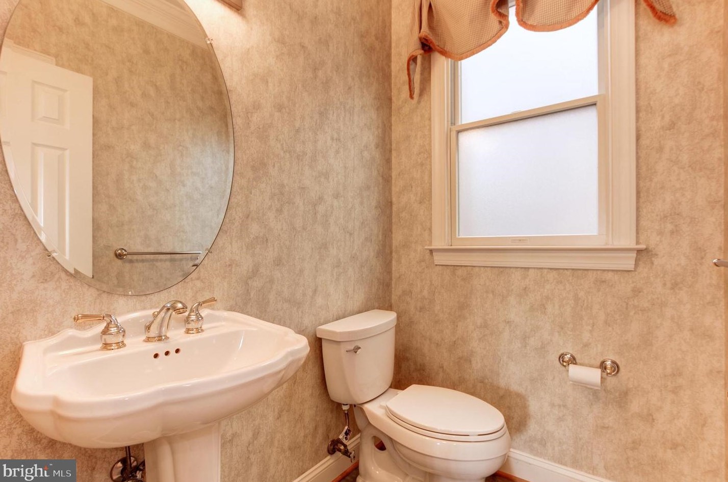 2217 Harithy Dr, Vienna VA  22027-1058 exterior