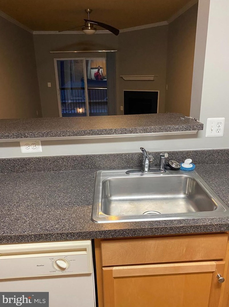 13384 Connor Dr, Centreville VA  20120-3058 exterior