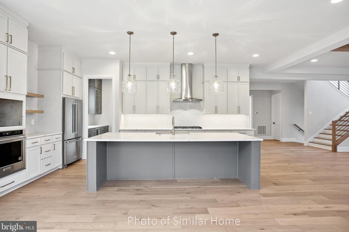 1002 Hillcrest Dr, Vienna VA  22180-6456 exterior