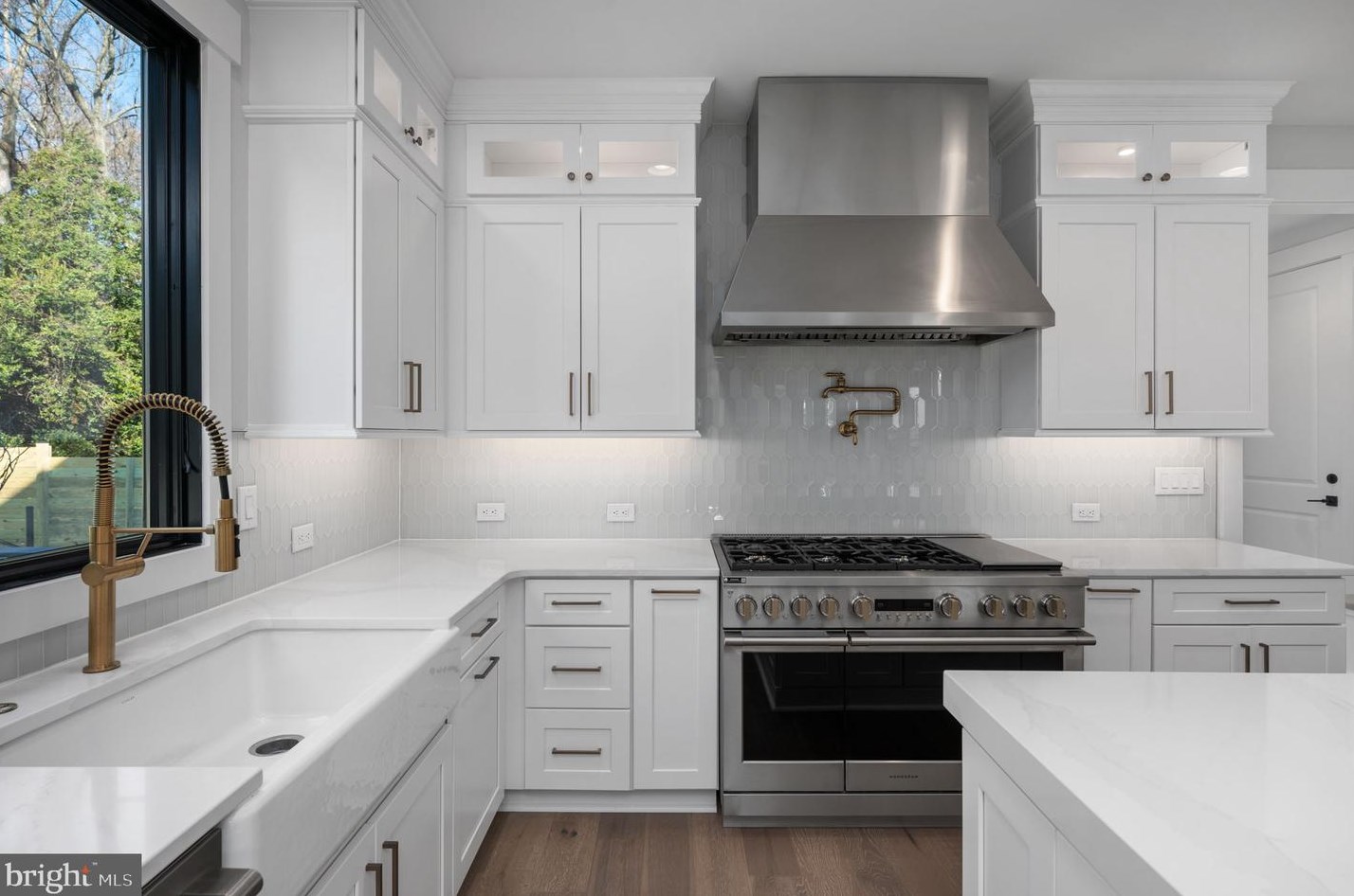 100 James Dr, Vienna VA  22180-6710 exterior