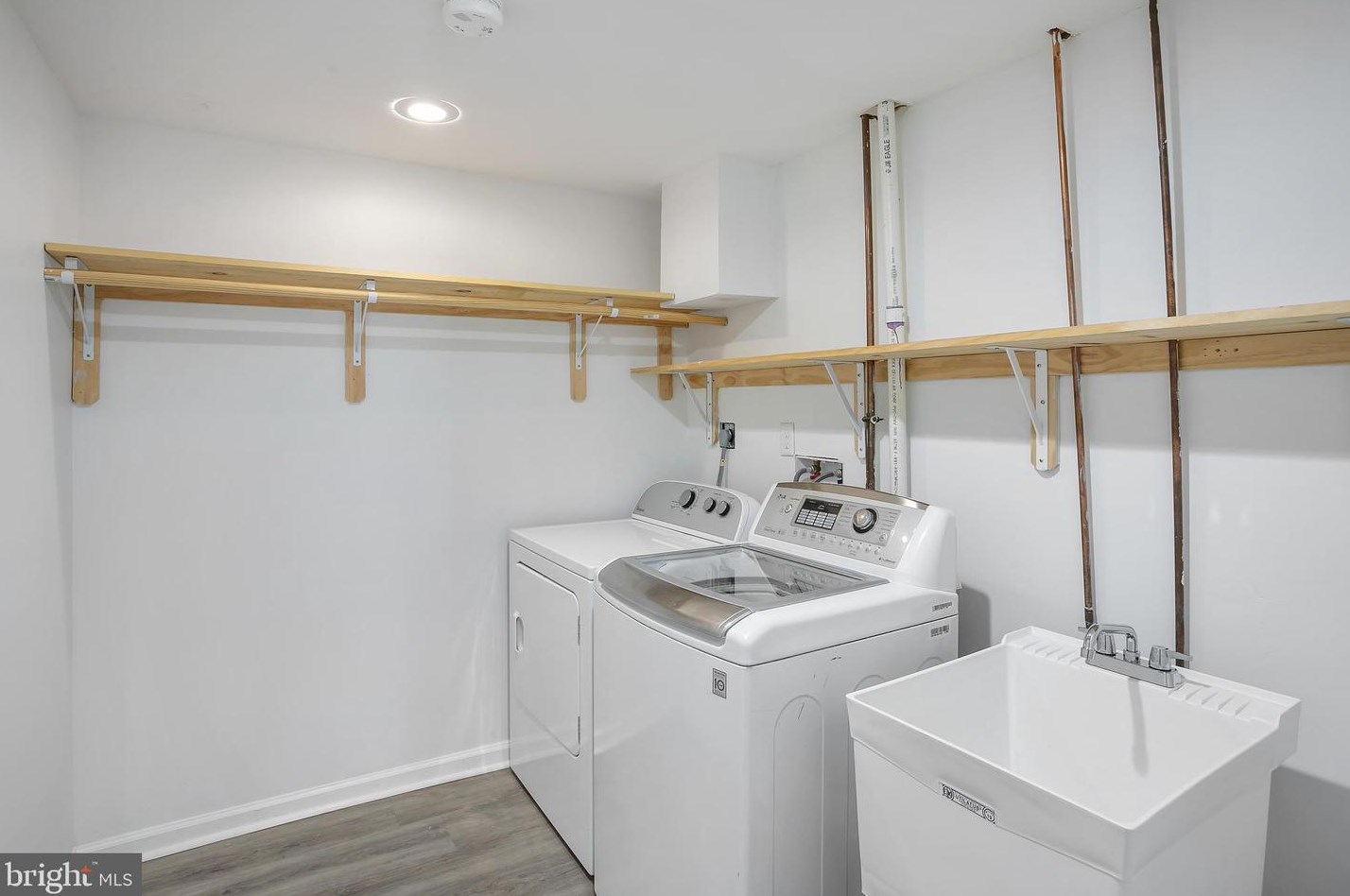 6332 Shirey Ln, Centreville VA  20121-4491 exterior