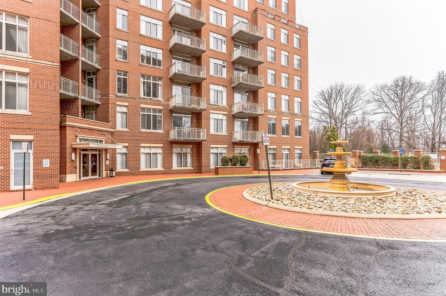 4490 Market Commons Dr, Fairfax VA  22033-6045 exterior