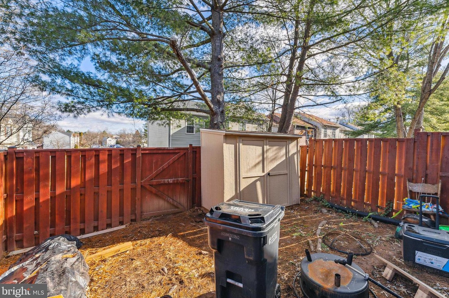 14818 Lynhodge Ct, Centreville VA  20120-1861 exterior