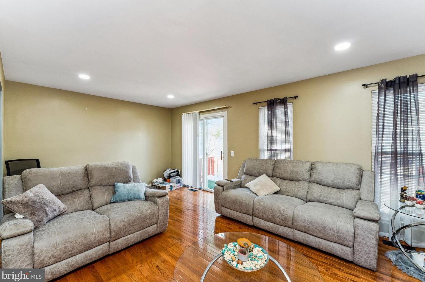 14818 Lynhodge Ct, Centreville VA  20120-1861 exterior