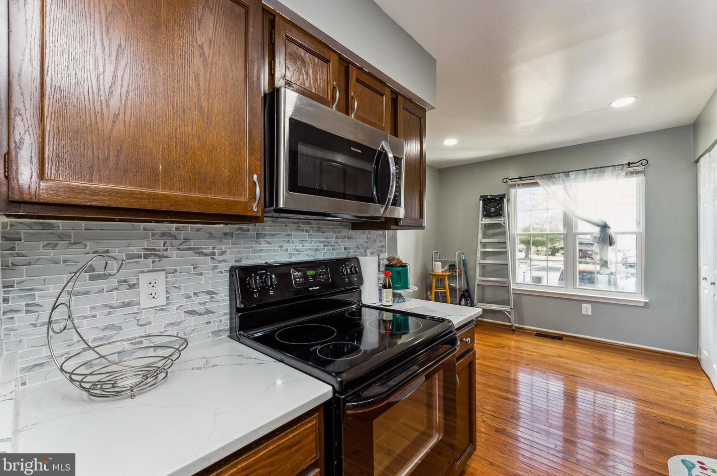 14818 Lynhodge Ct, Centreville VA  20120-1861 exterior