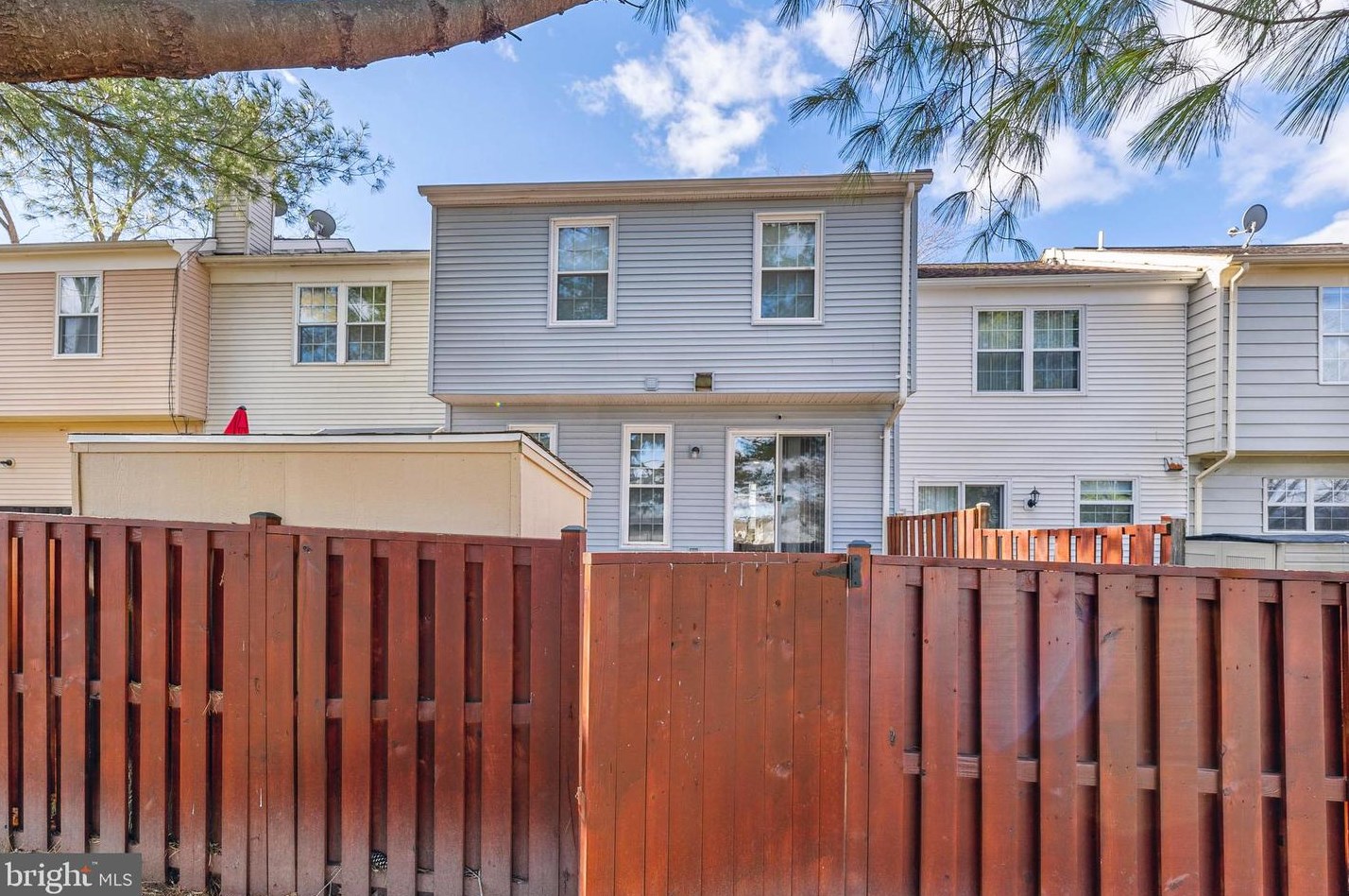 14818 Lynhodge Ct, Centreville VA  20120-1861 exterior