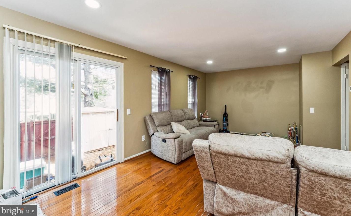 14818 Lynhodge Ct, Centreville VA  20120-1861 exterior