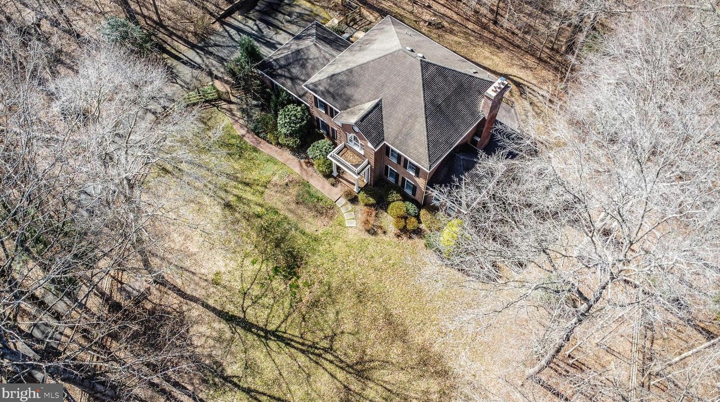 8624 Beaver Pond Ln, Fairfax VA  22039-2702 exterior